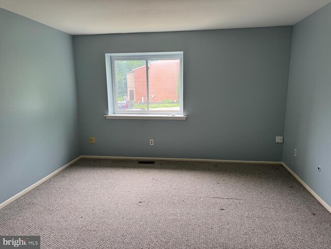 Building Photo - 603 Valley Dr