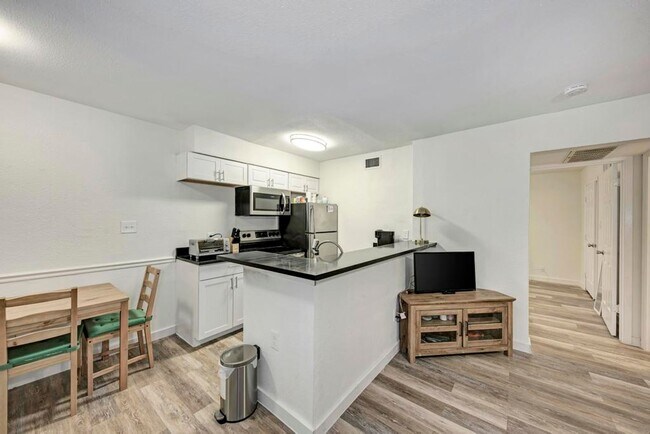 Building Photo - WASHER / DRYER, WOOD FLOORS OPEN LIVING LAYOUT !!