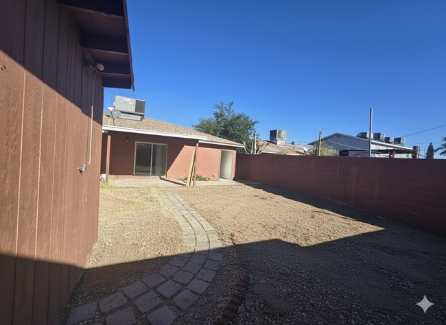 Building Photo - Spacious 2 bedroom apartment