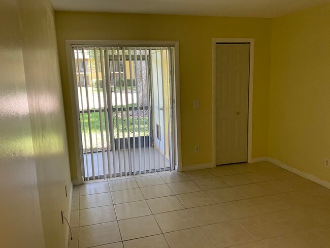 Building Photo - 310 Meadows Cir
