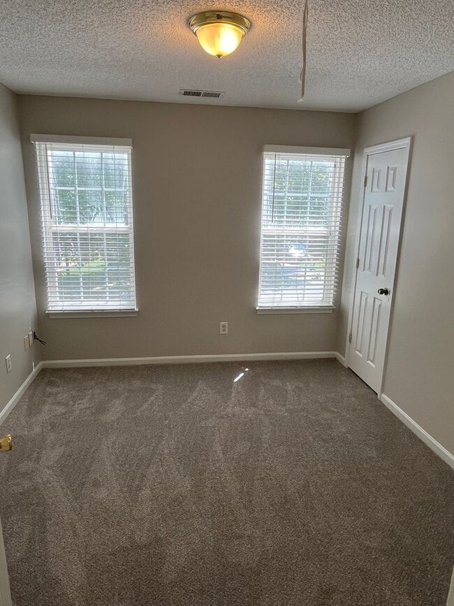 Building Photo - Great 3 Bed, 2.5 Bath house in University ...