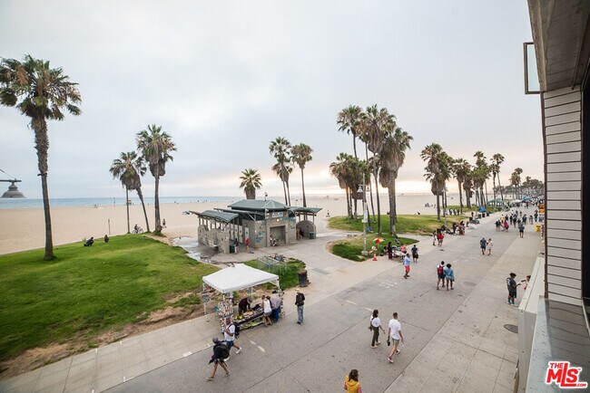 Building Photo - 8 Brooks Ave