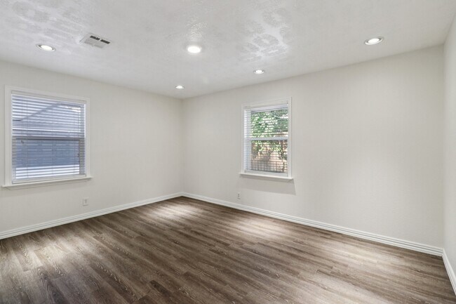 Building Photo - 10328 Shadow Oaks Dr
