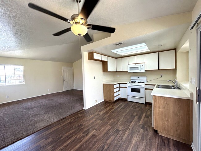 Building Photo - AVAILABLE NOW!! 2 Bed/2 Bath Apartment in ...