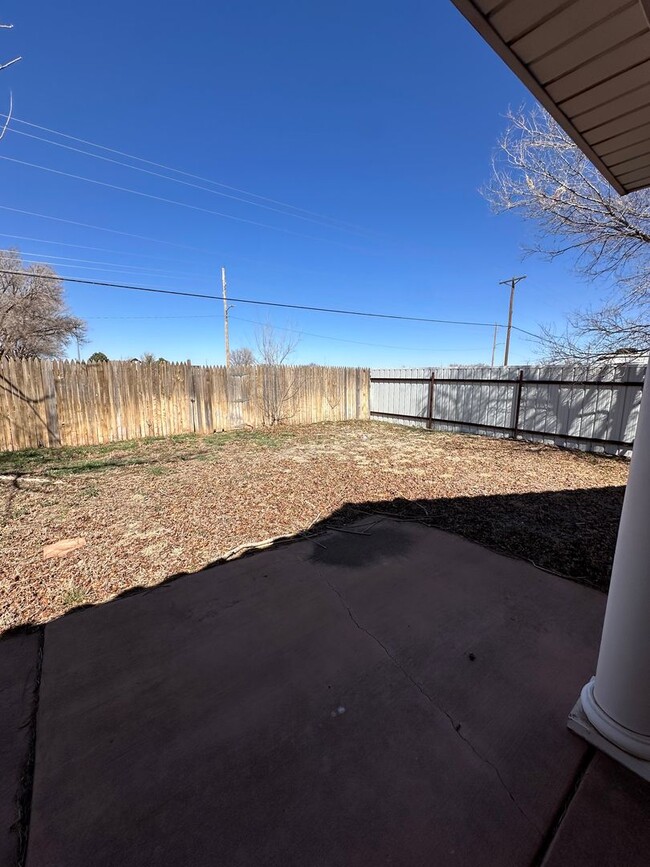 Building Photo - 2 Bed Home Plus Office Space! In Zia Schoo...