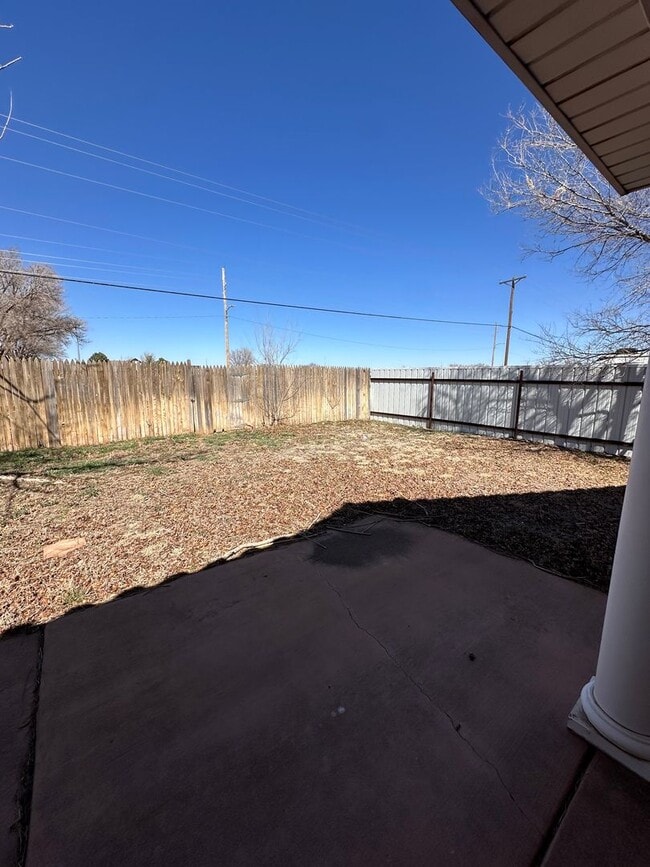 Building Photo - 2 Bed Home Plus Office Space! In Zia School District
