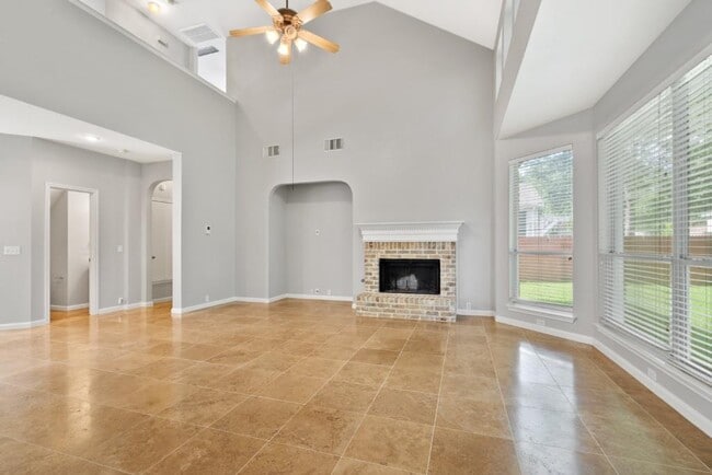 Building Photo - 10724 Thoroughbred Dr