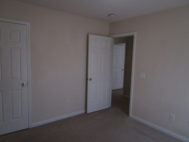 Building Photo - 20 Brushwood Ct