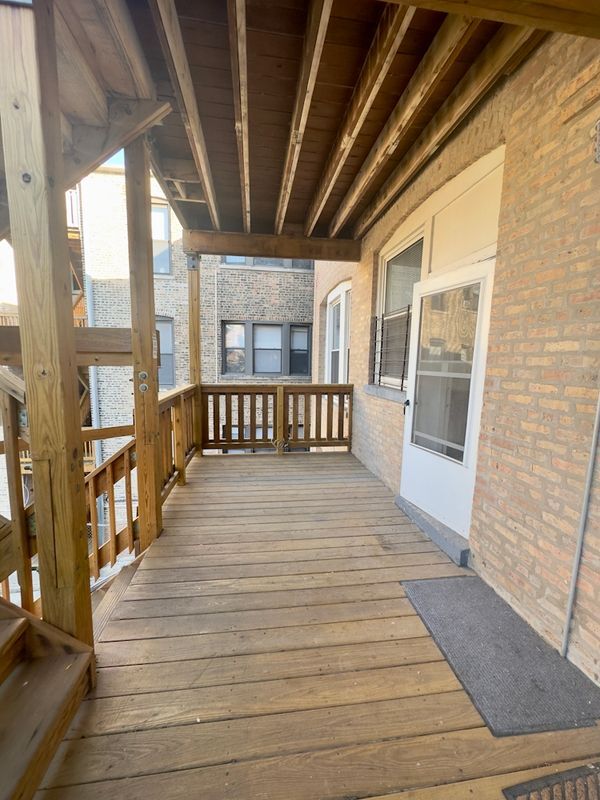 Building Photo - 908 W Montrose Ave