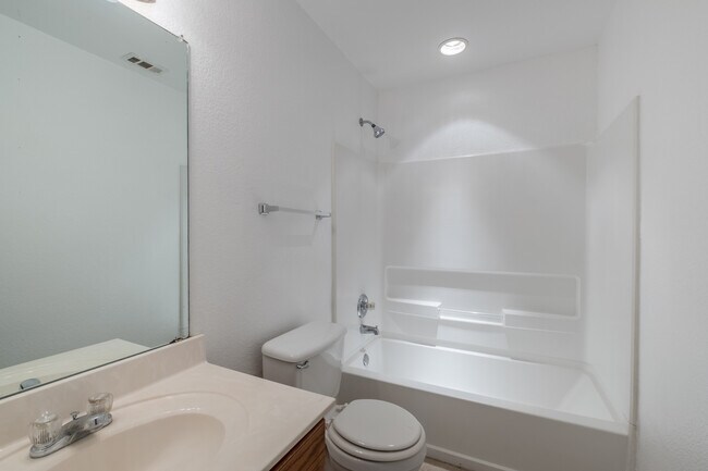 Building Photo - Spacious 4-Bedroom Home in Prime Round Roc...
