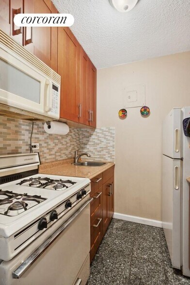 Building Photo - 39-60-60 54th St