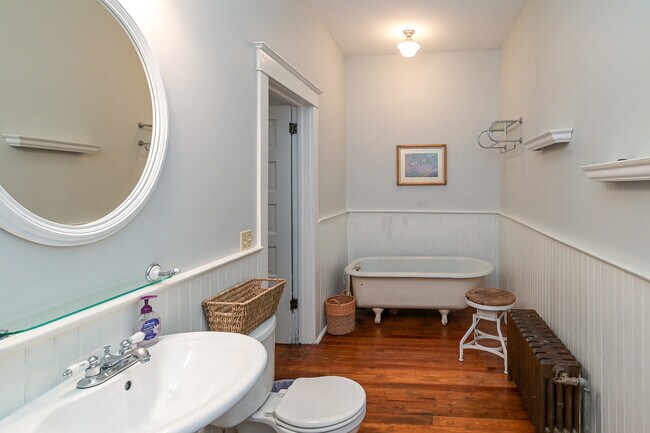 Building Photo - 602 Oak St NE