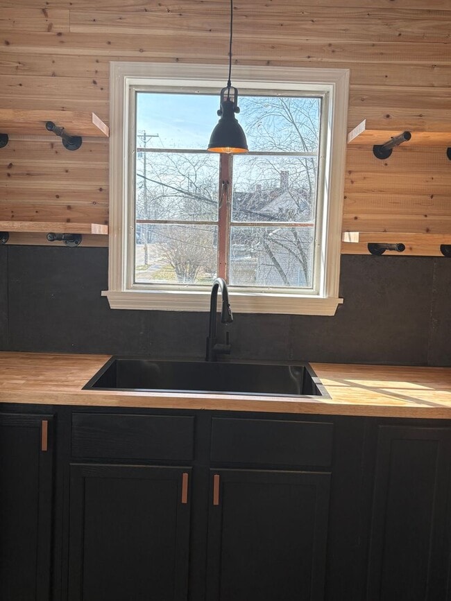 Building Photo - 502 W Lexington Ave