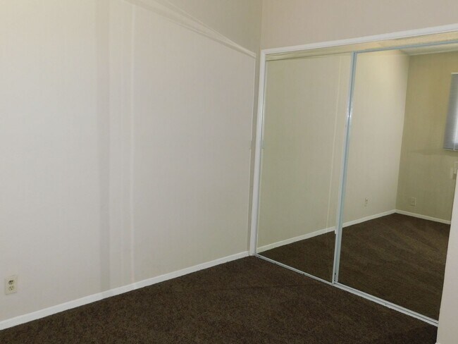 Building Photo - 4BD/2BA In La Mirage. Large Backyard!