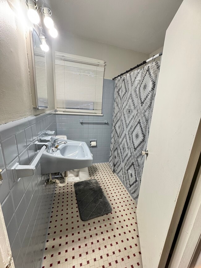 Building Photo - 628 Eastern Ave