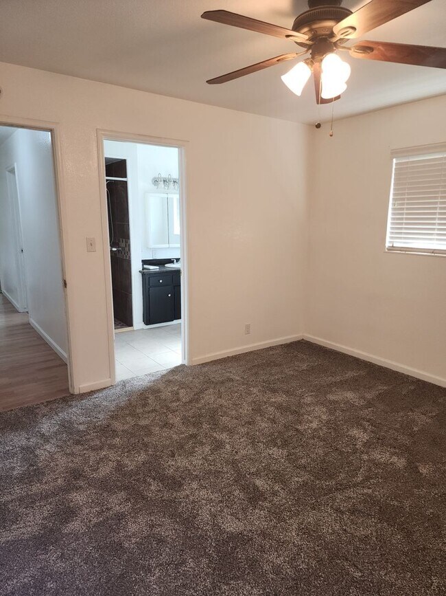 Building Photo - 3 Bedroom 2 Bathroom in court Near Somerse...