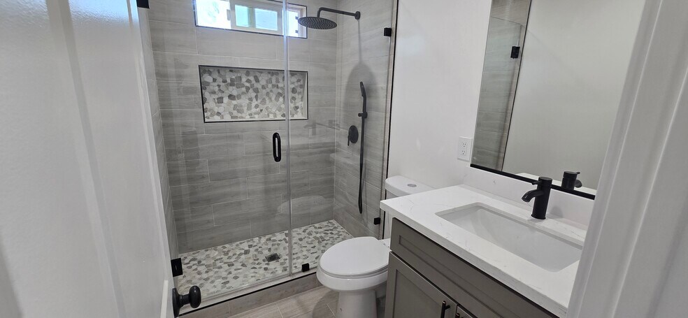 Building Photo - 833 E 92nd St