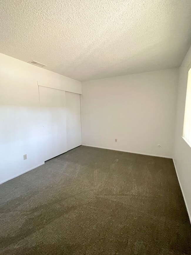 Building Photo - Refreshed 3 bed/1 bath Foothills Farms Home