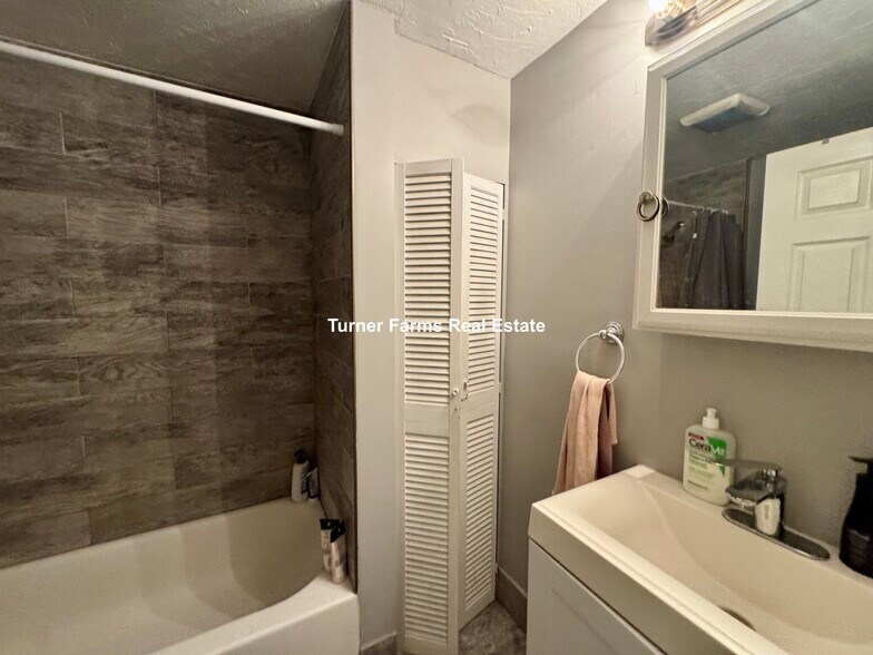 Building Photo - 96 Calumet St