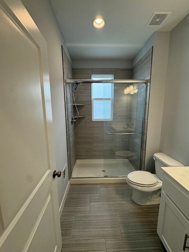 Building Photo - Luxury 5BR 4 BA Home w/ Pool and Clubhouse Access in GREAT location!