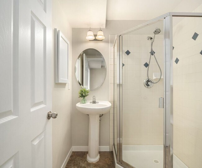 Building Photo - 3Bd/2.25Ba Seattle Townhouse