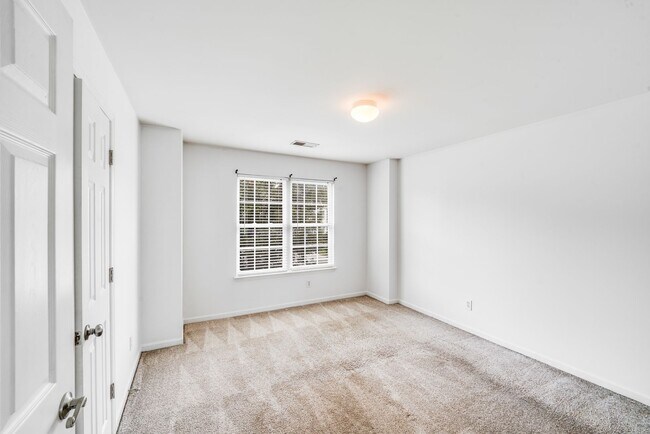 Building Photo - Enjoy Riverfront Living! Spacious 4-Bedroo...