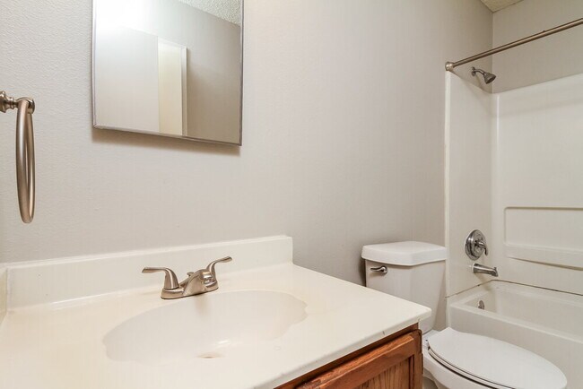 Building Photo - 6854 Park Haven