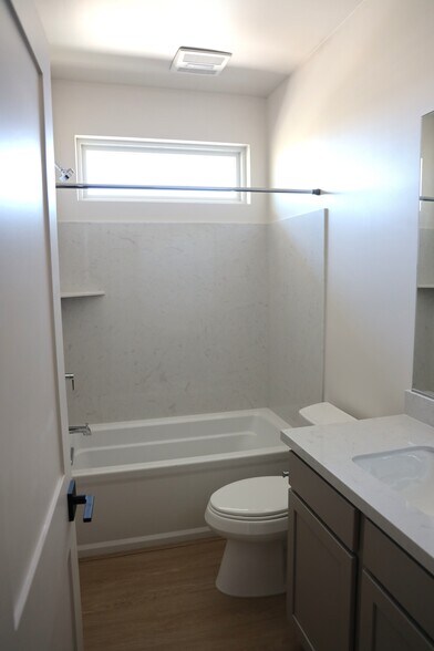 Bathroom 2 - 919 39th Ave