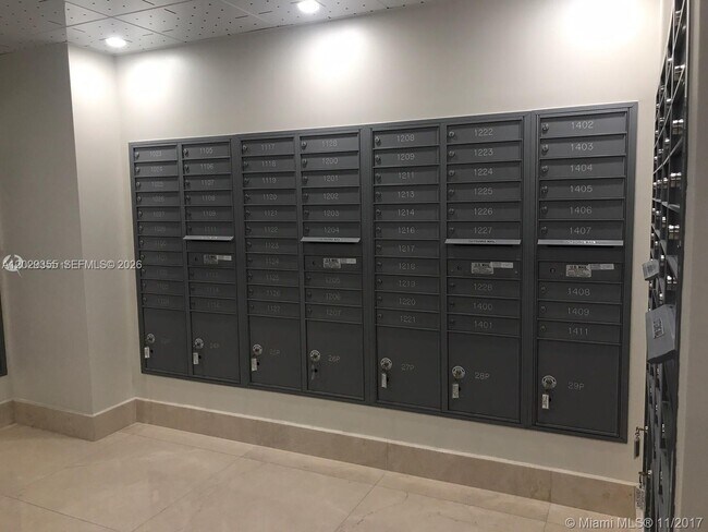 Building Photo - 540 Brickell Key Dr