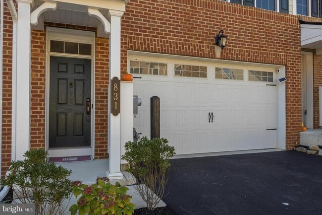 Building Photo - 831 Stonecliffe Rd