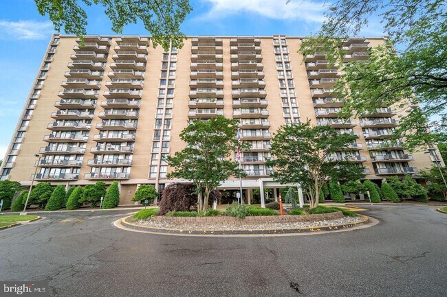 Building Photo - 6100 Westchester Park Dr