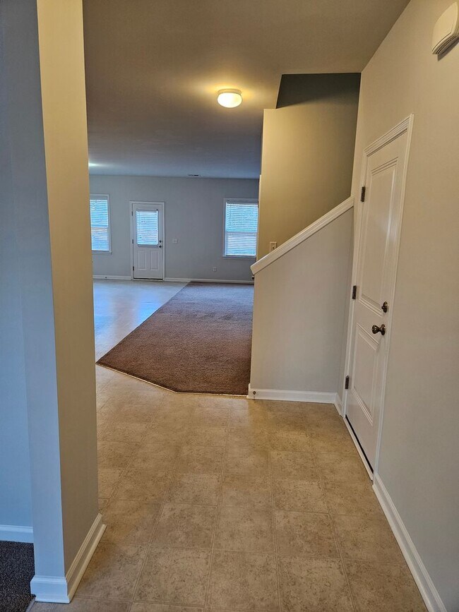 Building Photo - Spacious Two-Story Living on a Premium Lot...