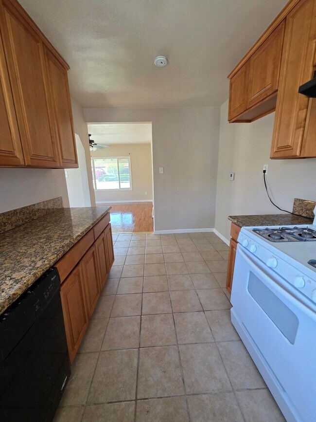 Building Photo - 2641 N Arrowhead Ave