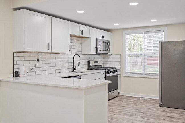Building Photo - 3949 Hoyt Ave