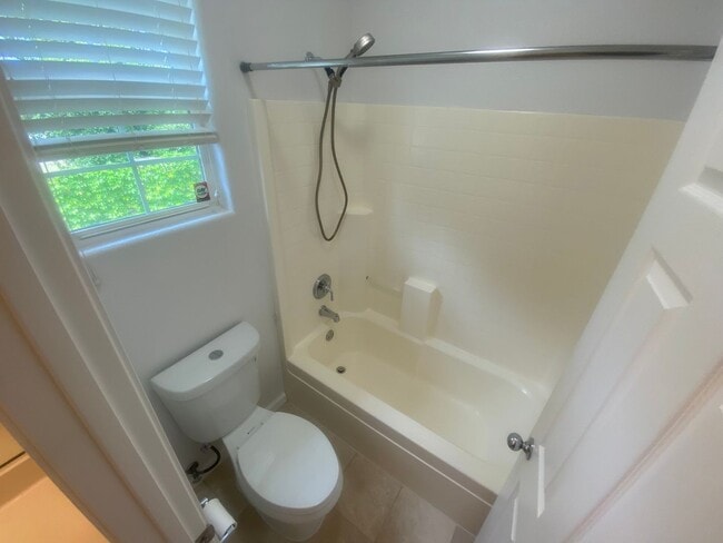 Building Photo - Beautiful & Spacious 3 Bedroom, 2.5 Bathroom Hayward Home – Prime Residential Location W Laundry,...