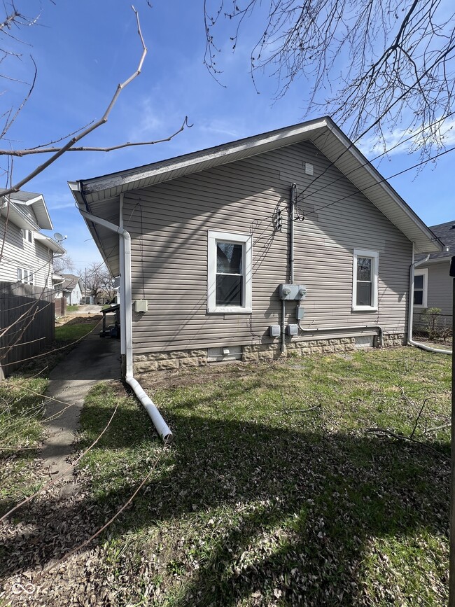 Building Photo - 896 N Gladstone Ave