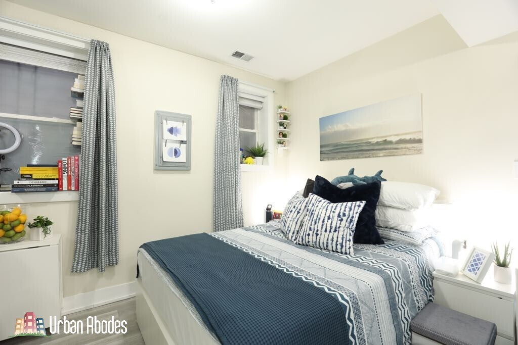 Building Photo - 644 W Roscoe St