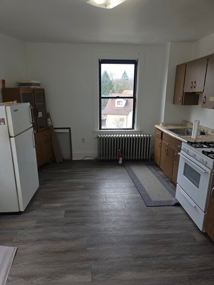 Kitchen - 2411 Mount Troy Rd
