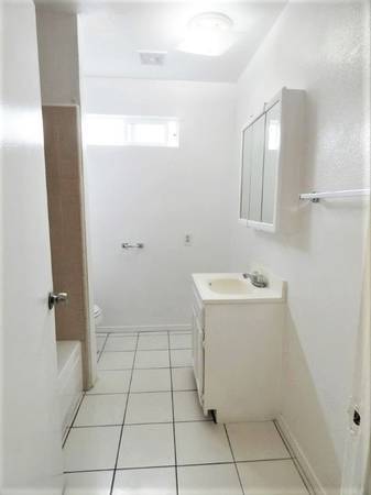 Building Photo - 1907 Lewis Ave