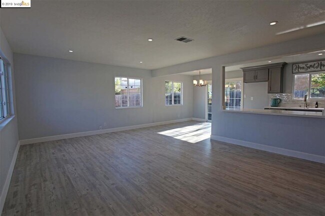 Building Photo - Clean/Remodeled 3 Bedroom 2 Bath with Large  Lot