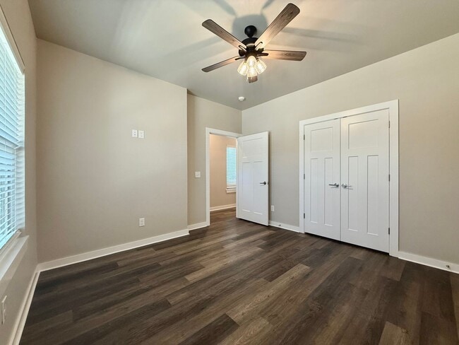Building Photo - Large 2 Bed, 2 Bath in Beautifully Well-Ma...