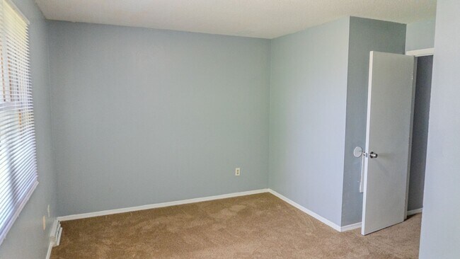 Building Photo - Lovely 2-Bedroom Townhouse in Central Toledo