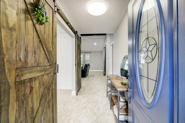 Building Photo - 10903 Hillcroft St