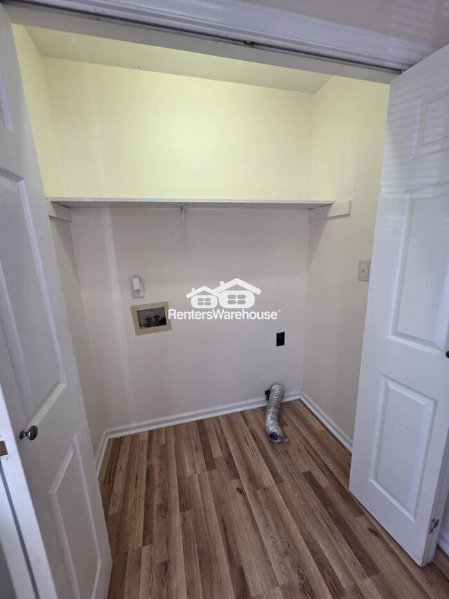 Building Photo - Lovely 3 bedroom, 2 1/2 Bath home in popul...
