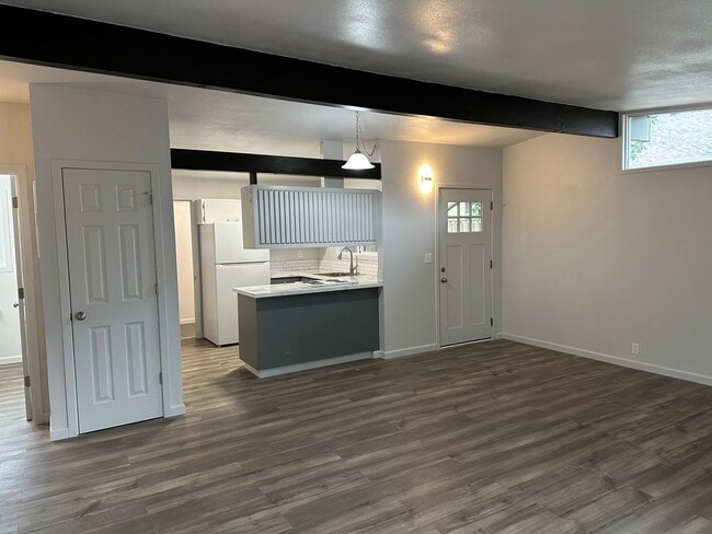 Building Photo - Beautifully updated 2 bedroom 1 bath duple...