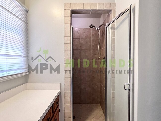 Building Photo - 300 Lydgate Dr
