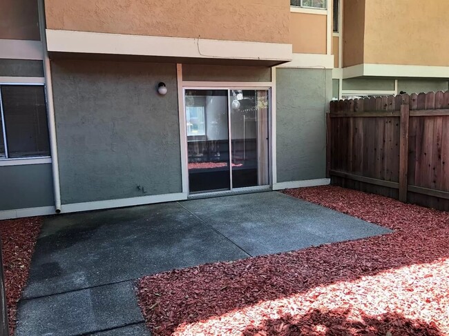 Building Photo - Davis 3 bedroom 2 bath condo in a great lo...