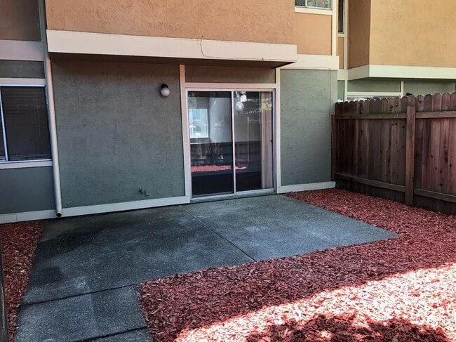 Building Photo - Davis 3 bedroom 2 bath condo in a great location-Fall rental