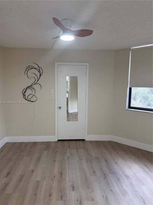 Building Photo - 215 Lake Pointe Dr