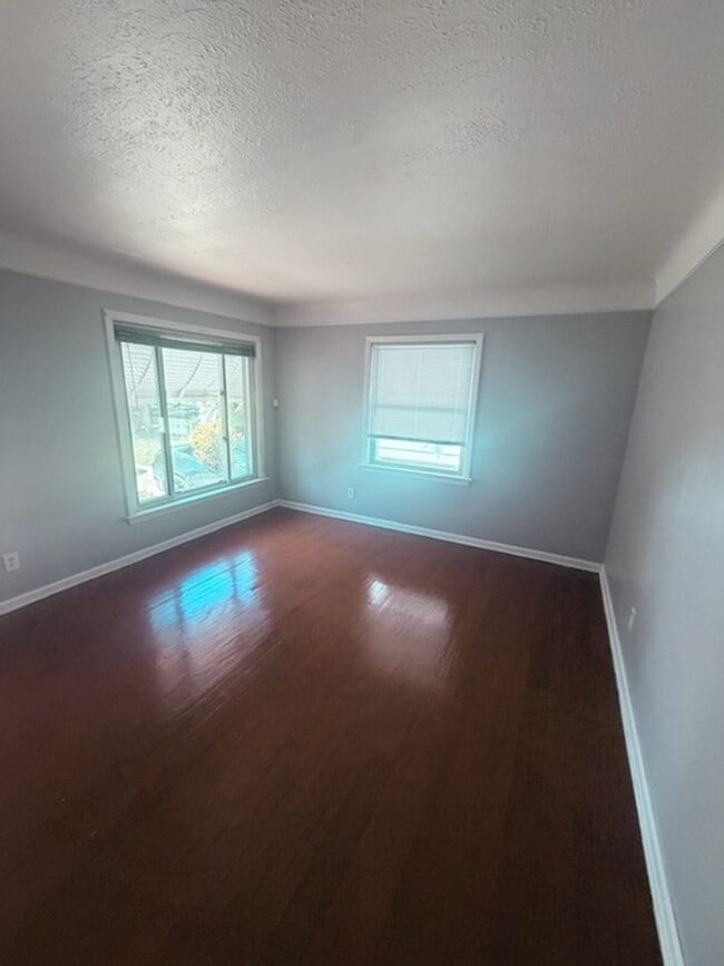 Building Photo - A Single family home with Garage in Garfield Heights